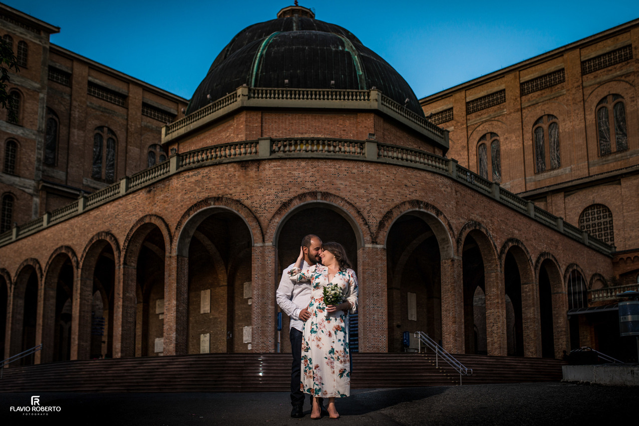 Casal fotografado com a arquitetura do Santuário Nacional de Aparecida