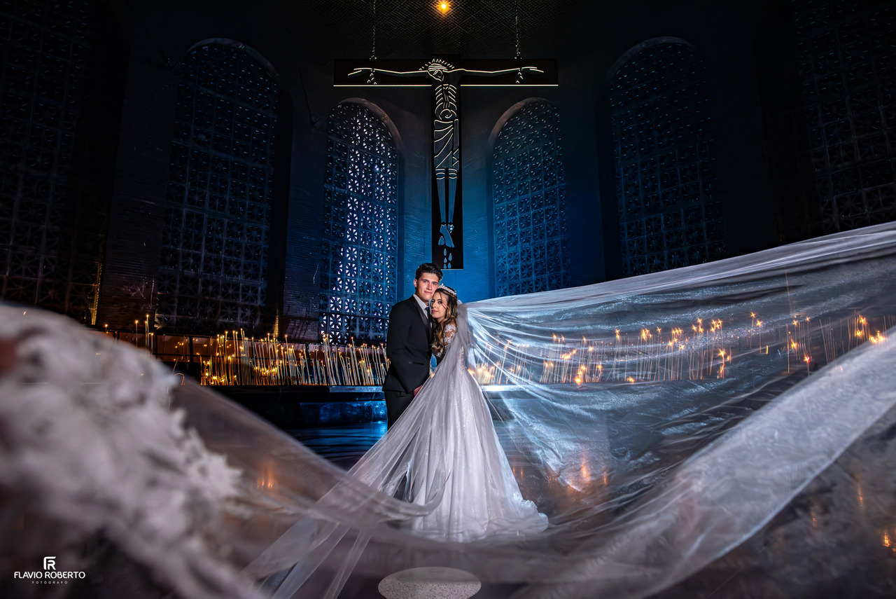 Casal fotografado na Sala das Velas do Santuário Nacional de Aparecida