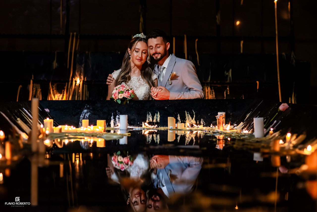 Fotografia de casal na Sala das Velas do Santuário Nacional de Aparecida
