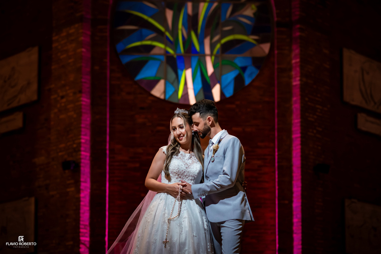 Fotografia autoral de casal no Santuário Nacional de Aparecida