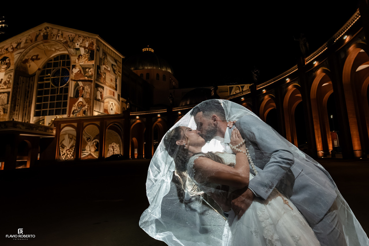 Casal em fotografia artística realizada no Santuário Nacional de Aparecida