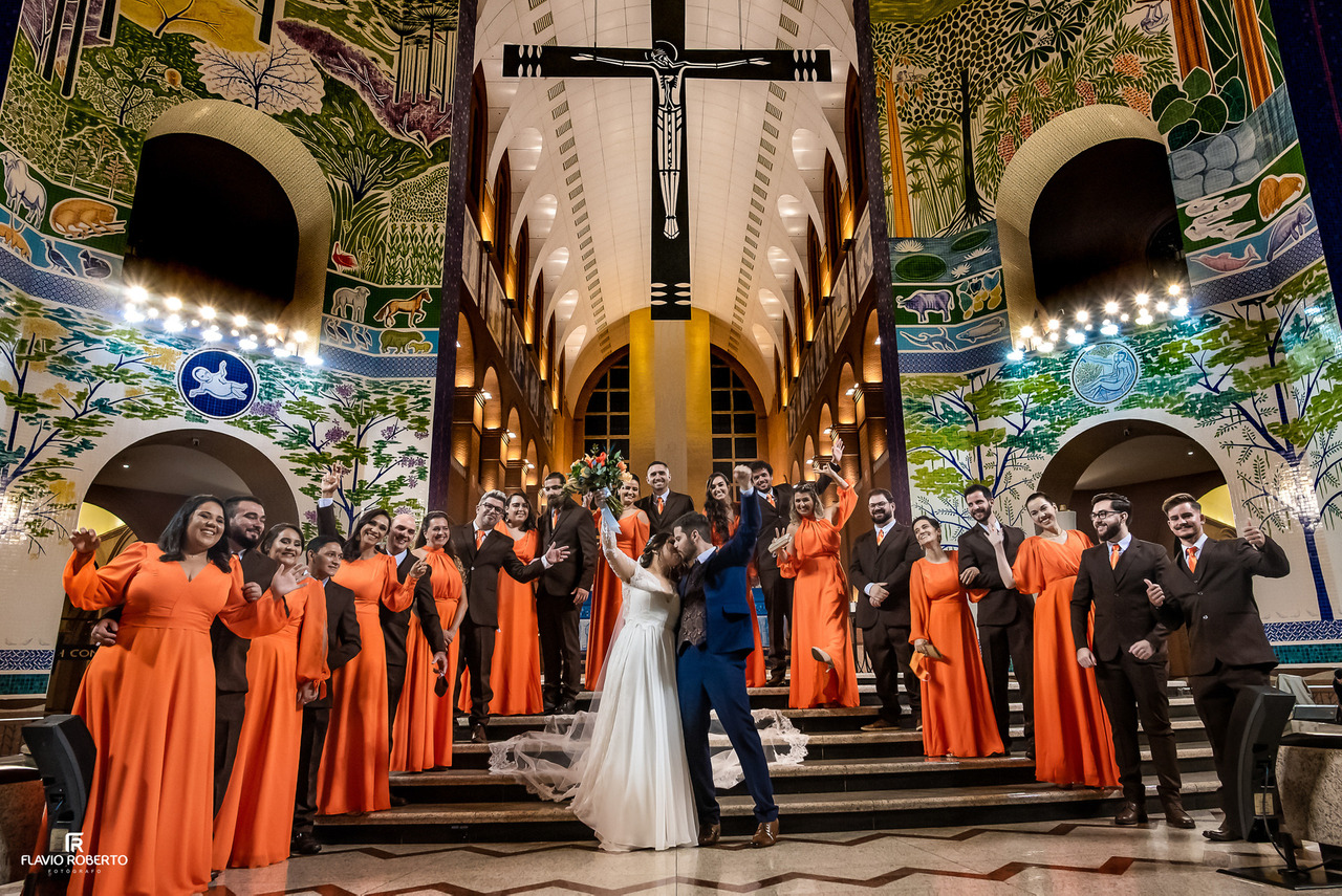 Casal fotografado no Santuário Nacional de Aparecida