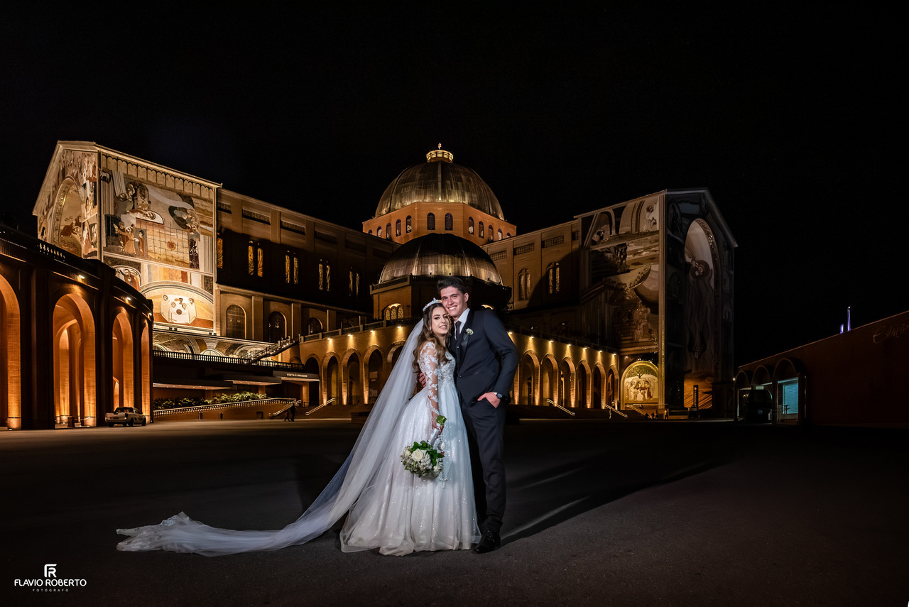 Casal diante da grandiosidade do Santuário Nacional de Aparecida