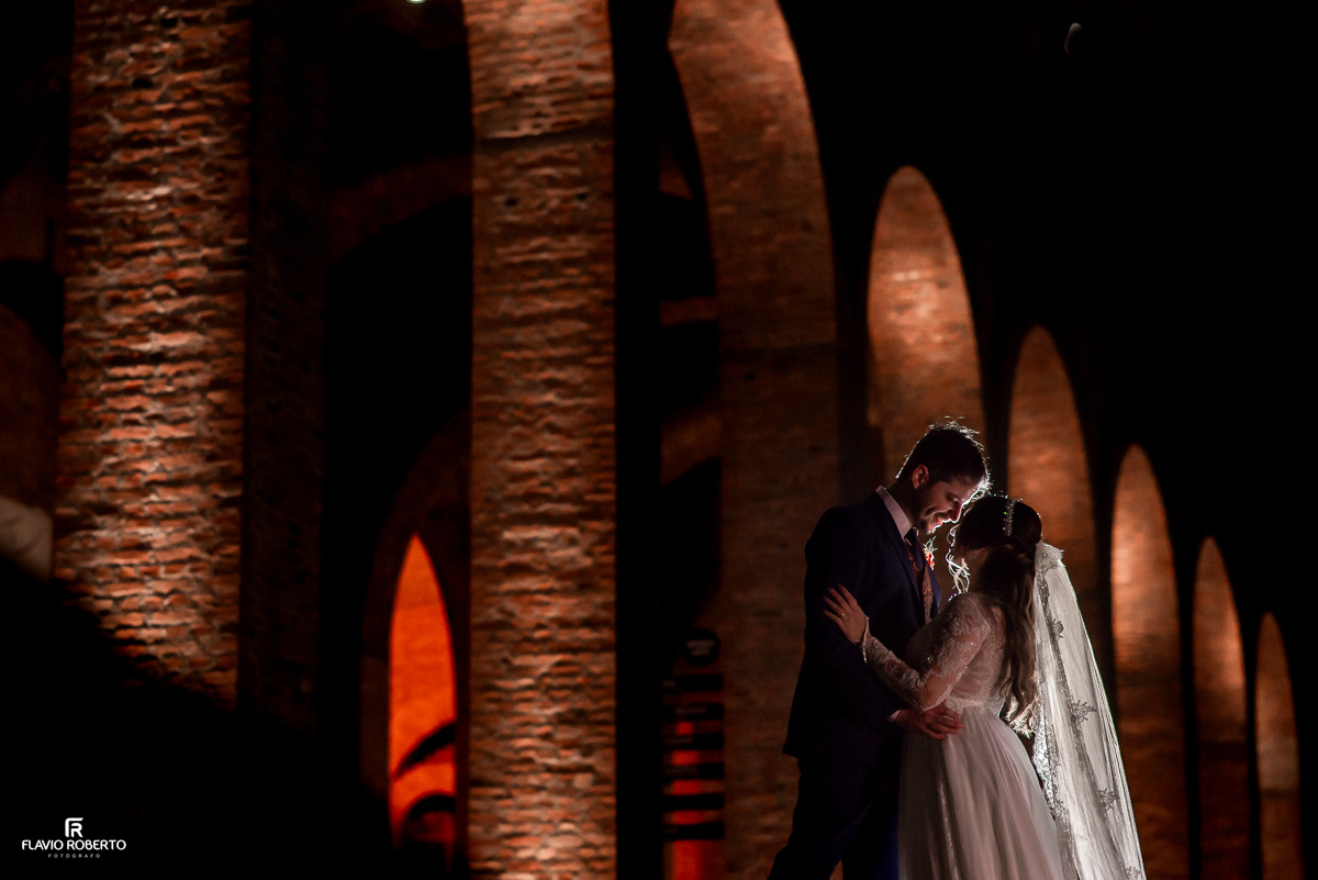 Casal em fotografia autoral no Santuário Nacional de Aparecida