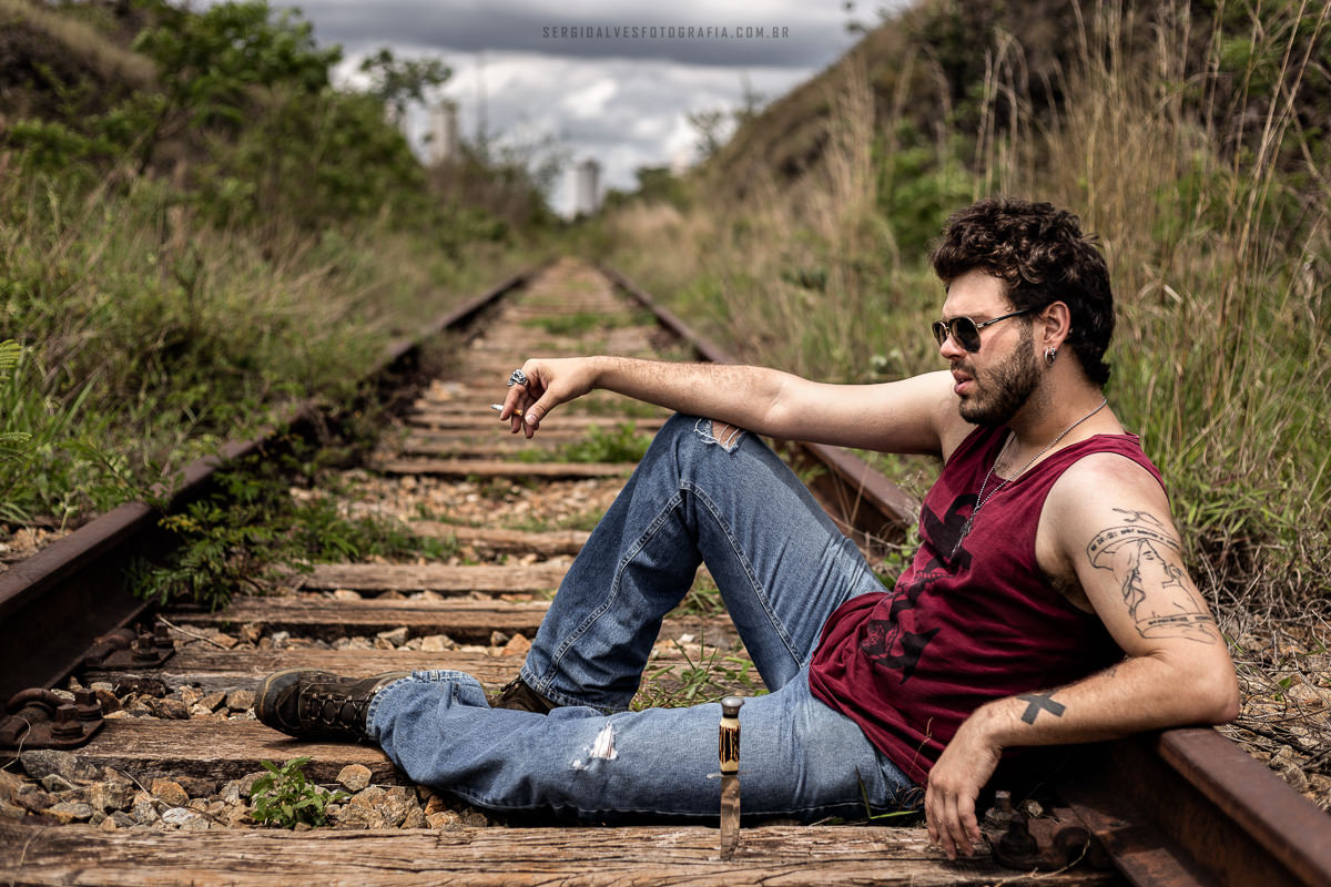 ensaio-masculino-trilho-abandonado-belo-horizonte