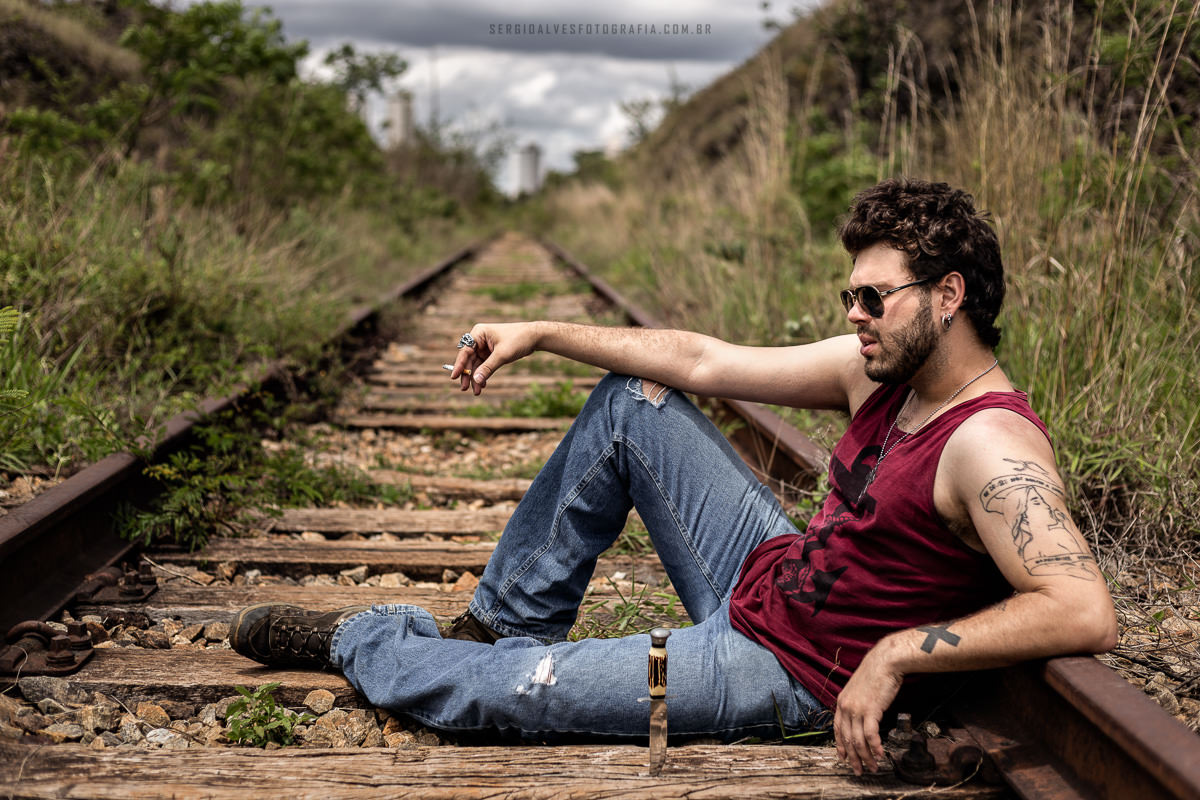 ensaio-masculino-trilho-abandonado-belo-horizonte