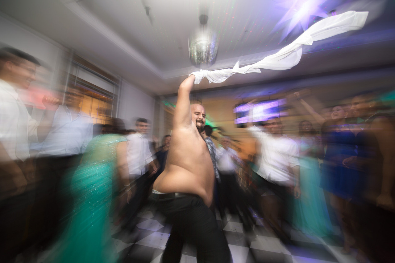 padrinho gordinho dançando sem camisa