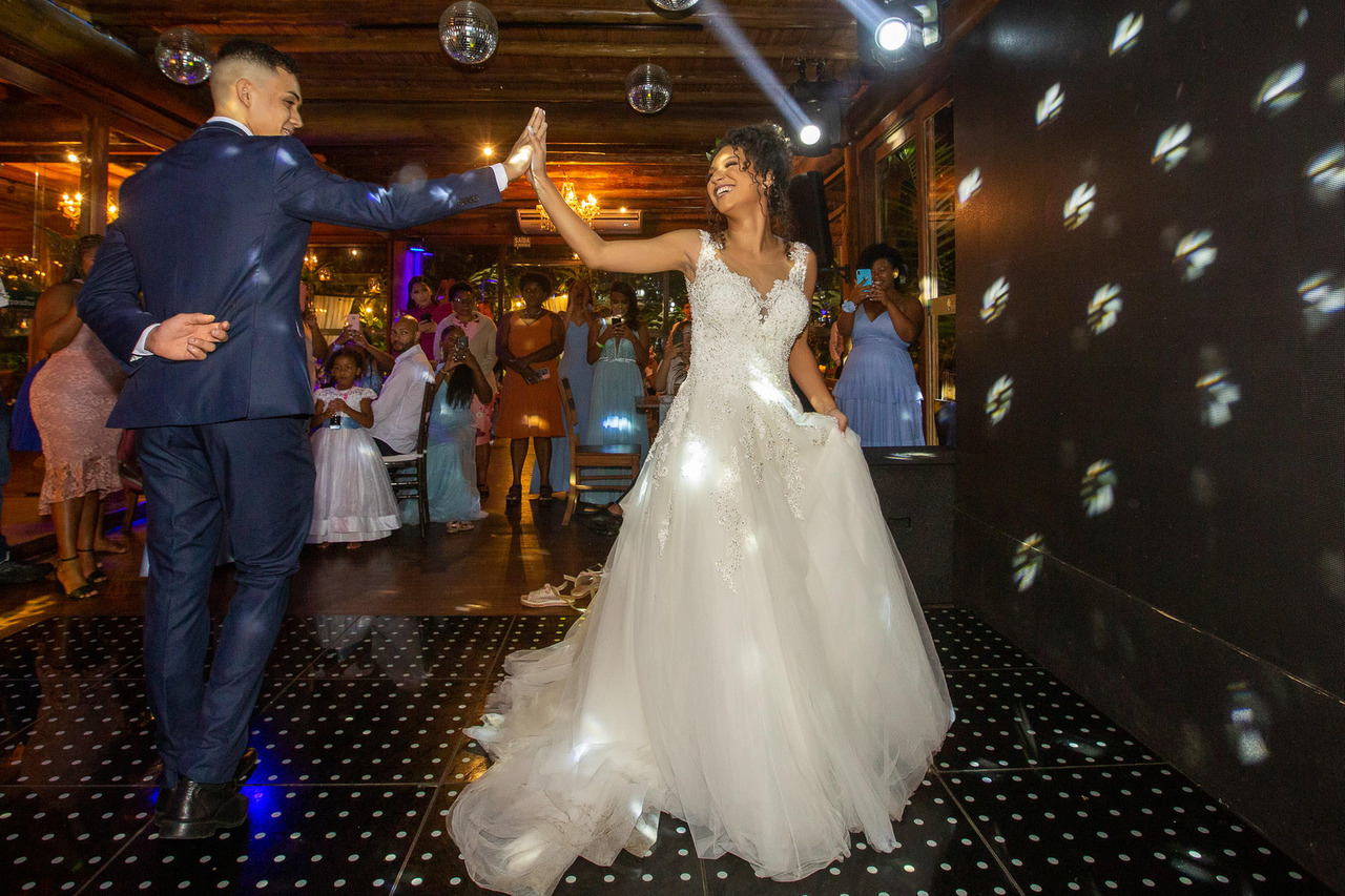 noivos dançando a dança do casal no Espaço Paradisus