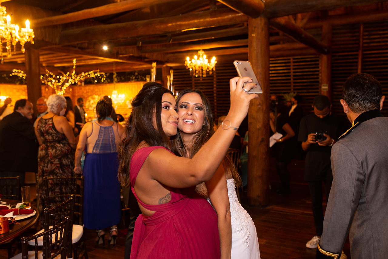 Noiva e sua madrinha fazendo selfie no Espaço Paradisus