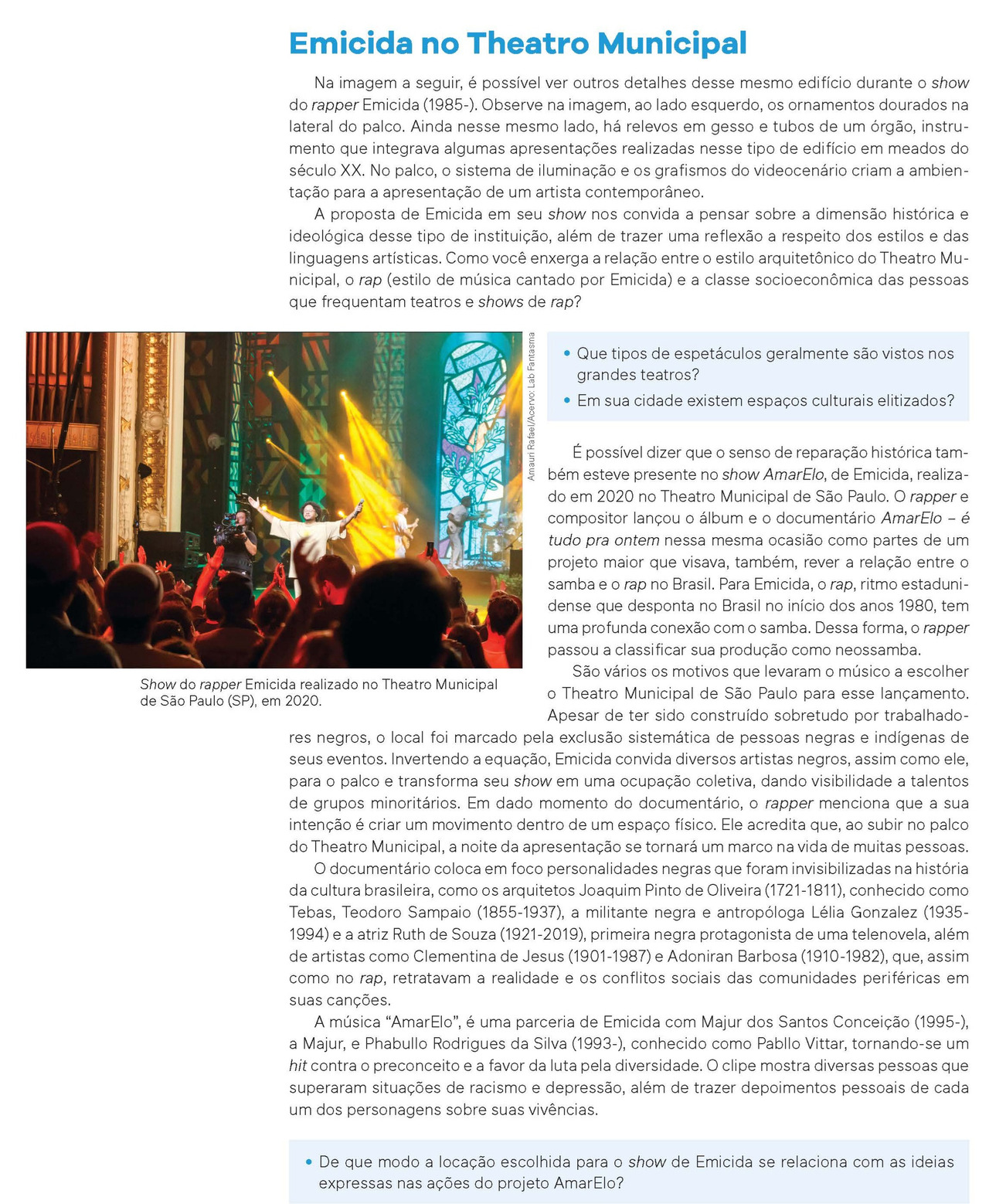 Página do livro com a foto do show feita pelo fotografo Amauri Rafael, na pagina consta um texo sobre como foi feita a arquitetura do Theatro Municipal de São Paulo