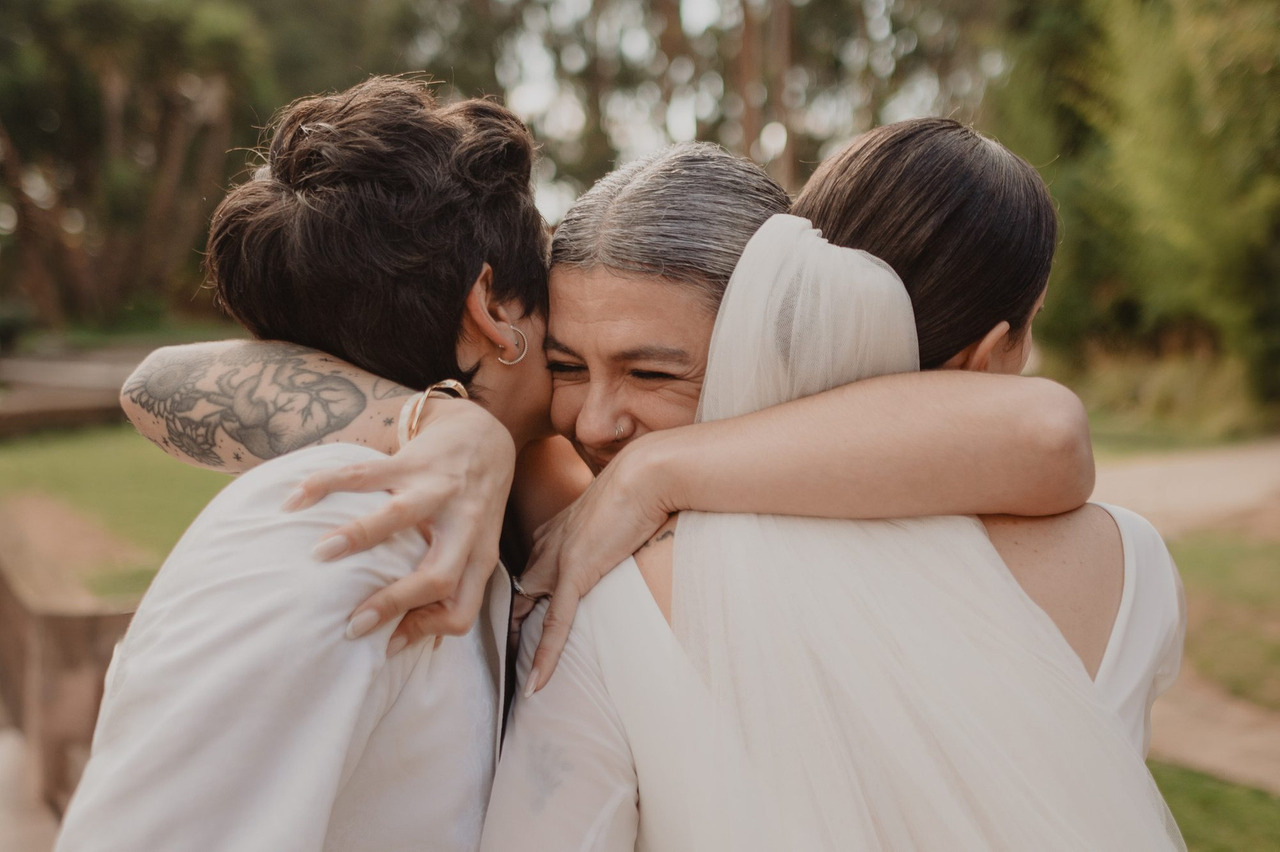 Abraço emocionado entre a noiva e a família durante o casamento