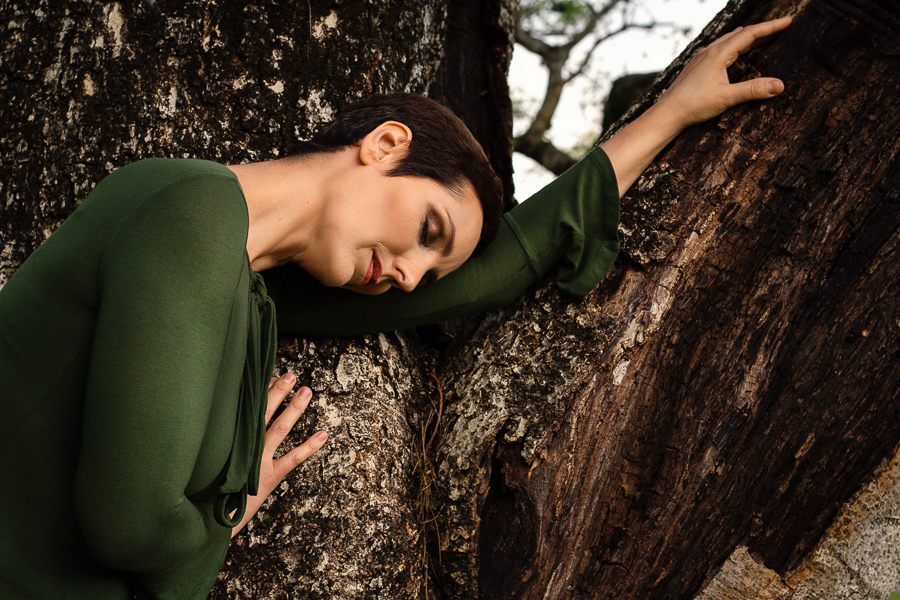 fotos expontaneas-fotografia feminina em porto alegre-ensaio fotografico profissional-ensaio de fotos-ensaio intimista-mulher deitada nos galhos da arvore em conexao com a natureza-olhos fechados-meditacao-oracao-cancer de mama-porto alegre rs