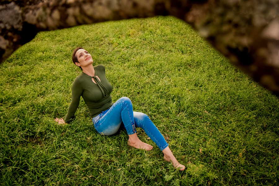 fotografa de ensaios femininos em porto alegre-sessao de fotos em porto alegre-book de fotos femininas-fotografia feminina em porto alegre-ensaio externo-garota sentada no gramado com os pes descalcos em conexao com a natureza-autoestima-auto estima