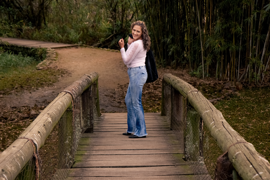 jardim botanico poa-fotos em porto alegre-ensaio externo em porto alegre-mulher em pe na ponte de madeira no jardim botanico porto alegre-mulher feliz-fotografia feminina em porto alegre-fotos em porto alegre rs-fotografa de ensaios porto alegre