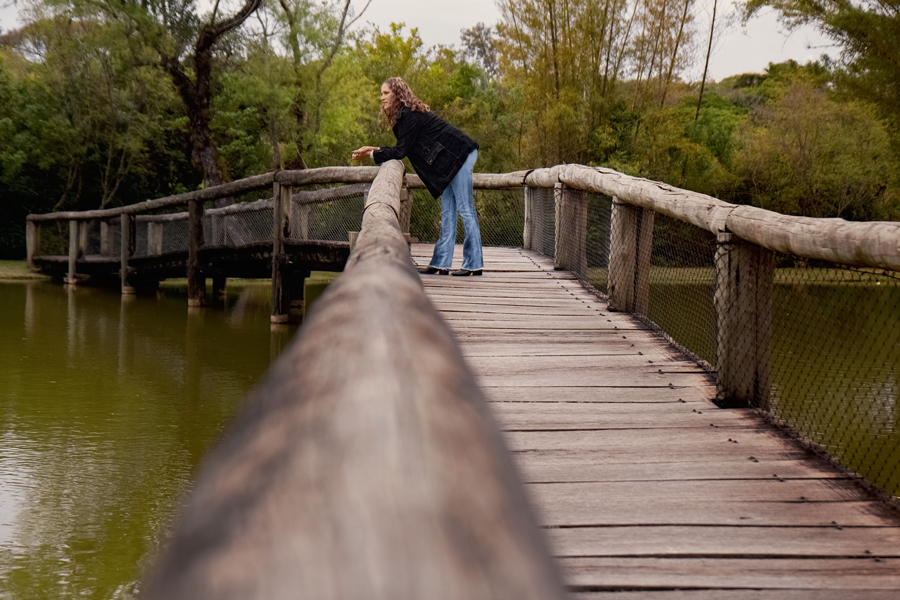 jardim botanico poa-ensaio feminino ao ar livre-sessao de fotos em porto alegre-ensaios porto alegre-lu nolde-lu nolde fotografia-mulher na ponte de madeira sobre o lago no jardim botanico em porto alegre-ensaio de outono-ensaio no outono em porto alegre