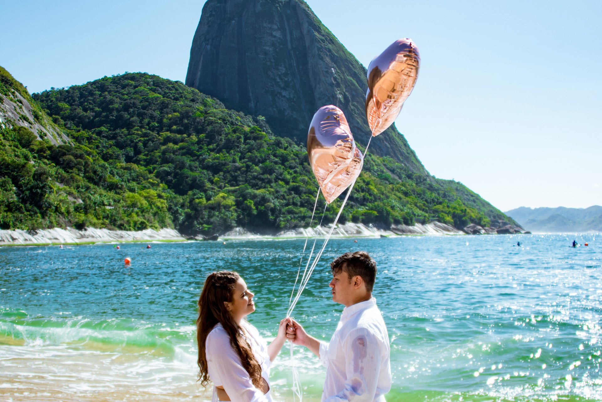 Eu fiquei muito satisfeita com o ensaio! Ariane é uma pessoa super gente boa que vem de coração aberto. Ela super topou as minhas ideias malucas e a gente também embarcou nas brincadeiras dela e assim a gente se sentiu muito a vontade pra fazer esse ensaio, que era uma coisa muito esperada e programada por mim. Saí muito satisfeita e só tenho a agradecer pela profissional que ela é e indicaria a qualquer pessoa! Uma profissional sensacional!