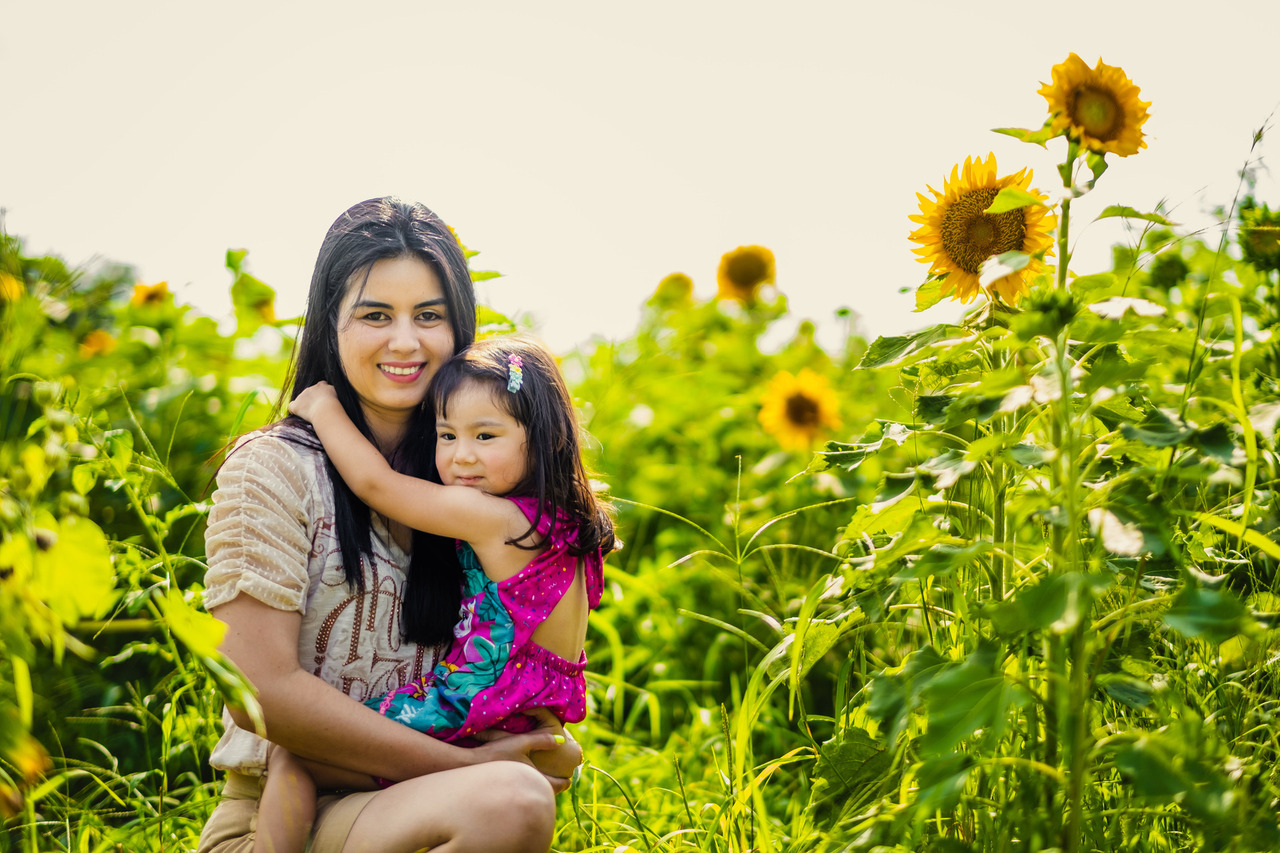 ensaio mae e filha no japao, ensaio nos campos de girassois no japao, ensaio familiar no japao, fotografo de familia no japao, arisa kids 