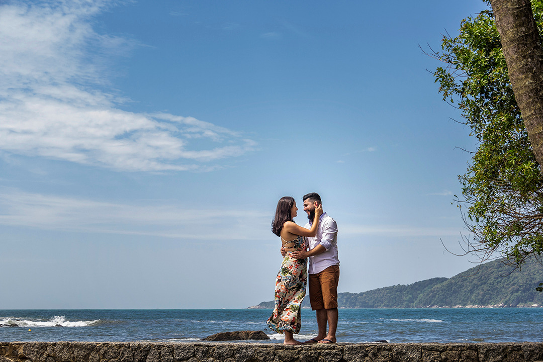 Casal fazendo ensaio em uma ponte na Praia do Iporanga Guarujá em São Paulo, por Rodrigo Moura Fotografia