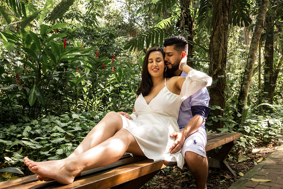 Casal fazendo ensaio Pré-Wedding na Praia do Iporanga Guarujá em São Paulo, por Rodrigo Moura Fotografia