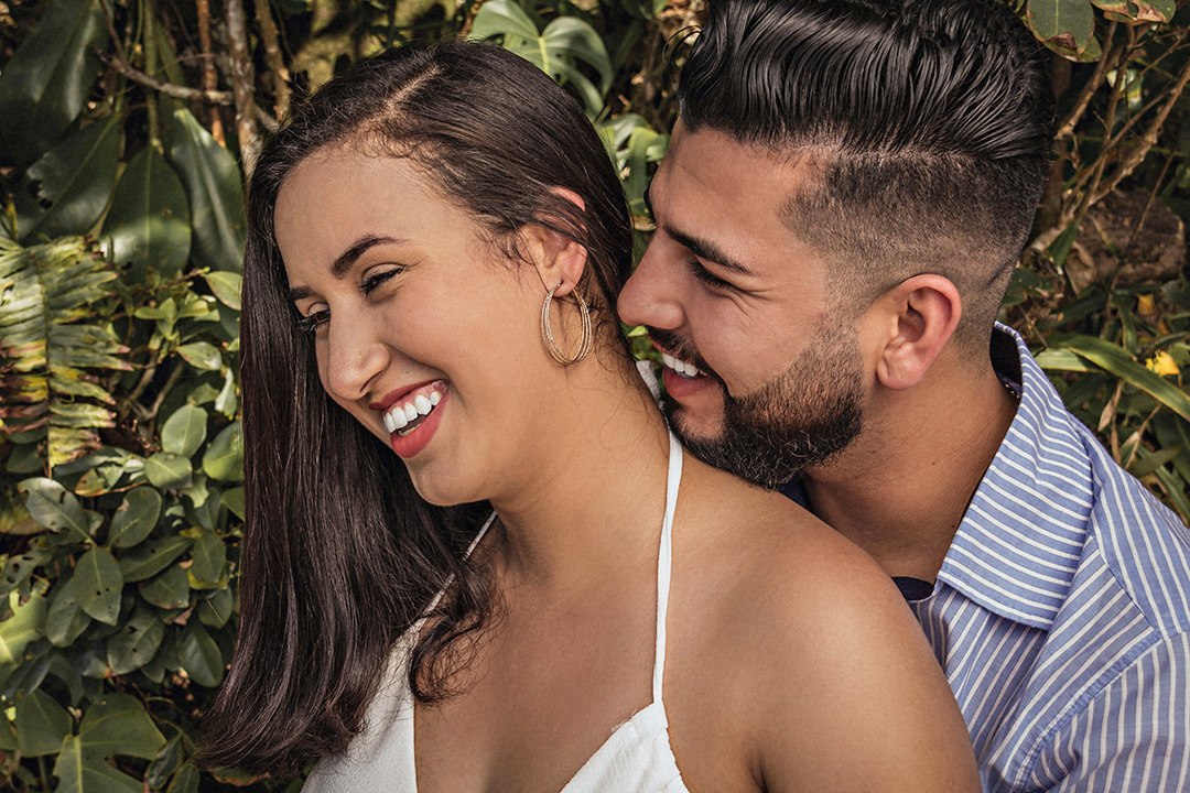 Casal fazendo ensaio Pré-casamento na Praia do Iporanga Guarujá em São Paulo, por Rodrigo Moura Fotografia