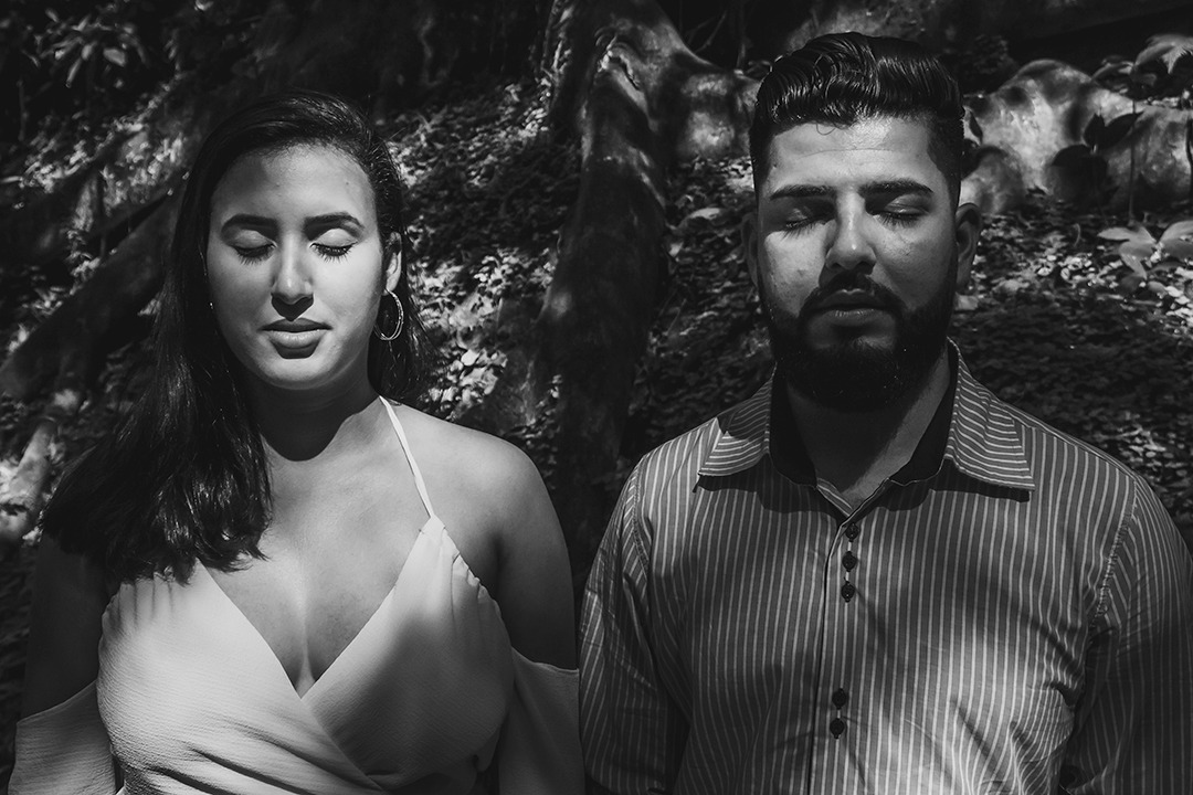 Casal fazendo ensaio Pré-Wedding na Praia do Iporanga Guarujá em São Paulo, por Rodrigo Moura Fotografia