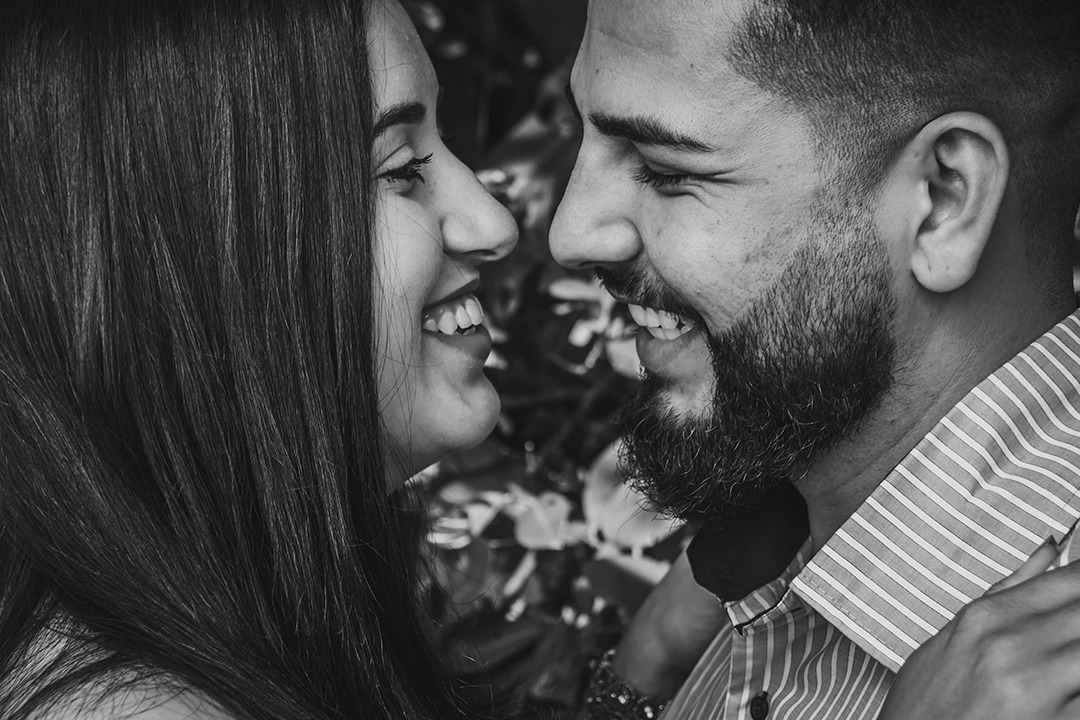 Casal fazendo ensaio Pré-Wedding na Praia do Iporanga Guarujá em São Paulo, por Rodrigo Moura Fotografia