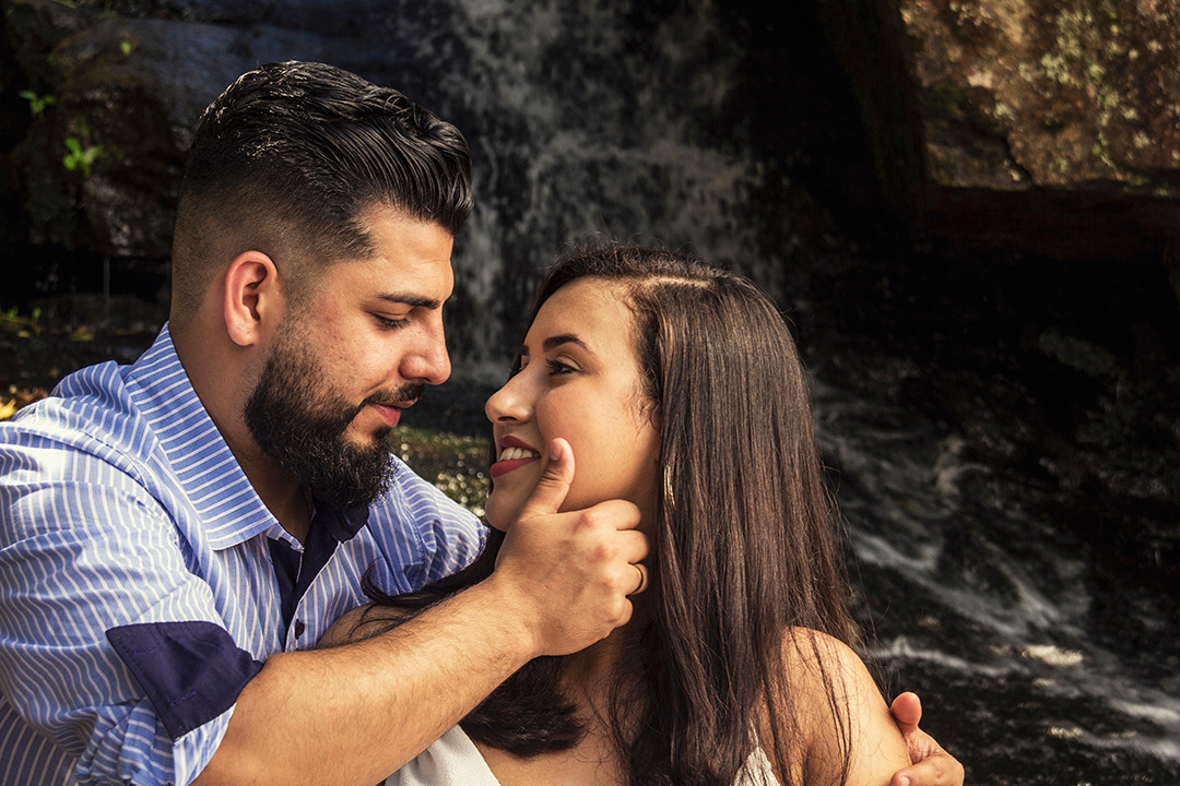 Casal fazendo ensaio Pré-Wedding na Praia do Iporanga Guarujá em São Paulo, por Rodrigo Moura Fotografia