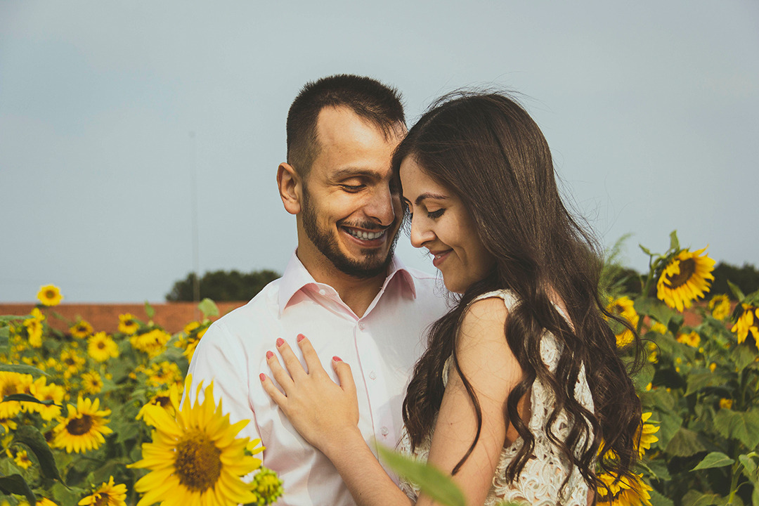 Casal fazendo ensaio Pré-Wedding em Holambra, por Rodrigo Moura Fotografia