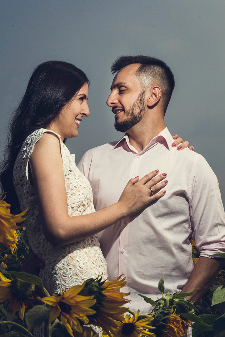 Casal fazendo ensaio Pré-Wedding em Holambra, por Rodrigo Moura Fotografia