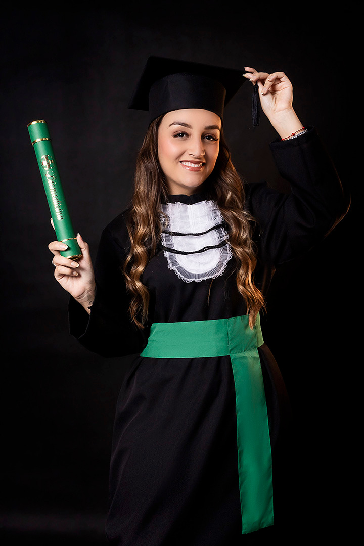 Foto com beca de formatura