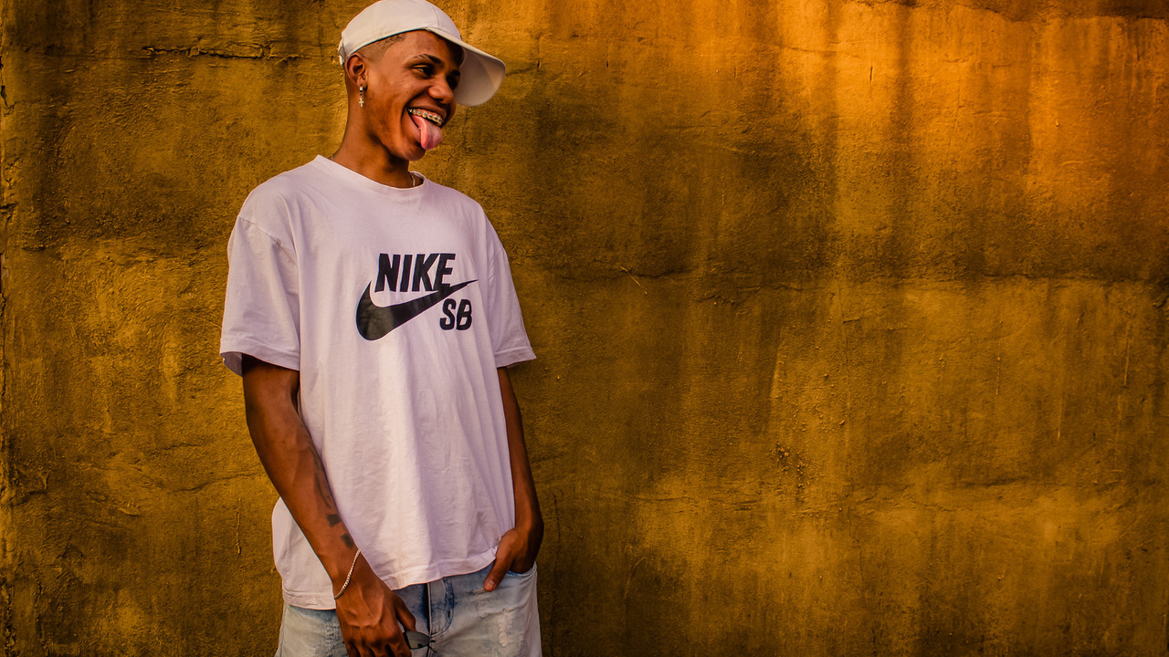 jovem-alegre-expressao-facial-campinas-ensaio-fotografico-fotografo-fernando-freire-modelo-alternativo-urbano-social-baixada-santista