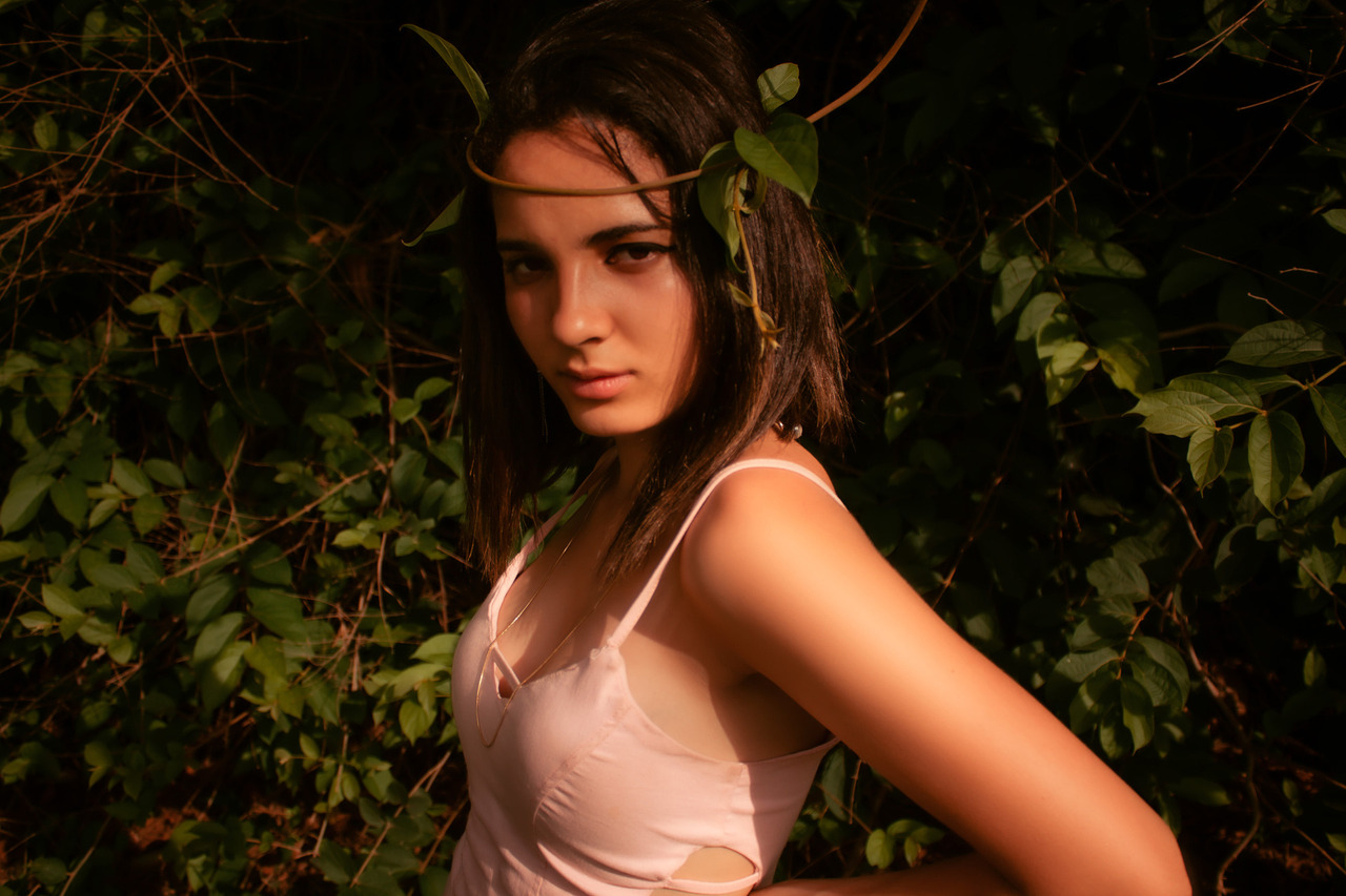 ensaio-fotografico-feminino-campinas-externo-jovem-influencer-moda-fernando-freire-fotografo-profissional-baixada-santista-santos-praia-grande-pg-guaruja-sao-vicente-litoral-natureza
