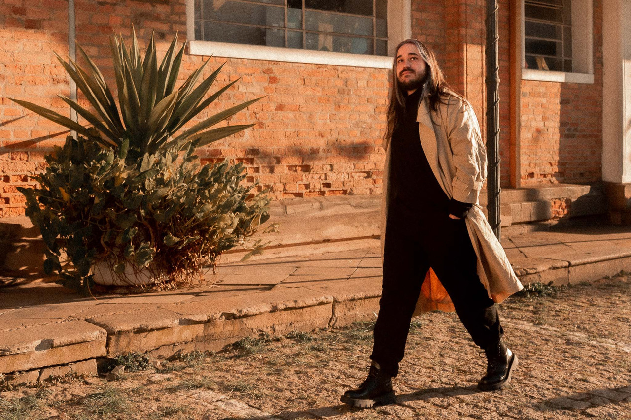 Confira o ensaio fotográfico masculino de inverno do Gustavo, seguindo um tom cinematográfico.