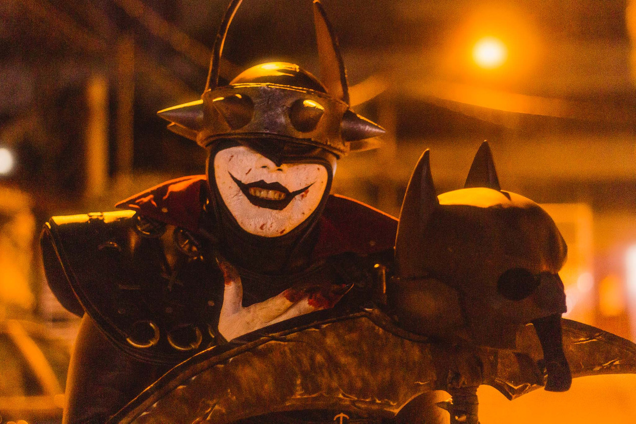 Confira o ensaio fotográfico de cosplay do Batman que Ri, feito em Praia Grande, SP, na baixada santista.