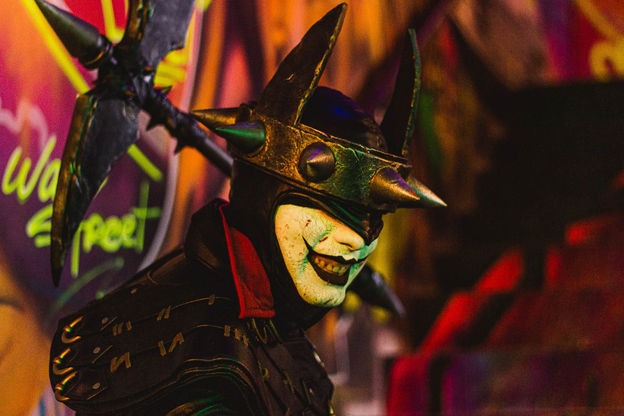 Confira o ensaio fotográfico de cosplay do Batman que Ri, feito em Praia Grande, SP, na baixada santista.