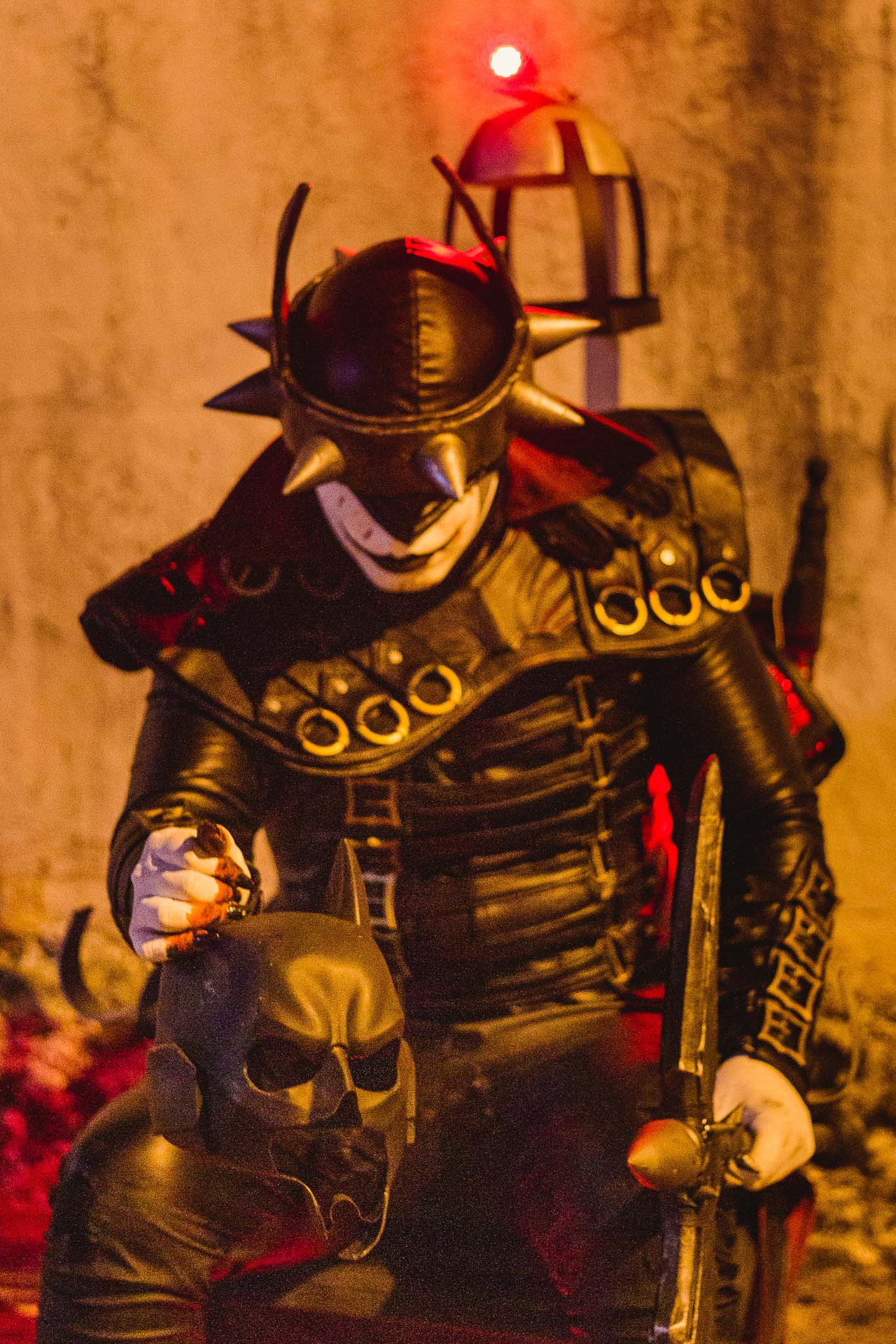 Confira o ensaio fotográfico de cosplay do Batman que Ri, feito em Praia Grande, SP, na baixada santista.