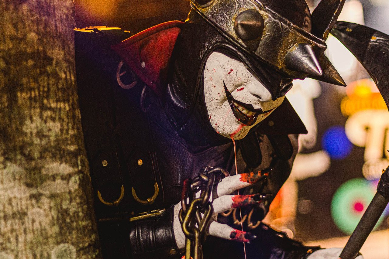 Confira o ensaio fotográfico de cosplay do Batman que Ri, feito em Praia Grande, SP, na baixada santista.
