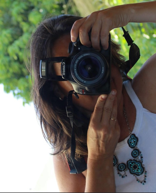 Sejam bem vindos! Sou a Cleusa, uma apaixonada por fotografia desde que me entendo por gente. Sempre fui aquela da turma que andava com a câmera fotográfica na bolsa. A fotografia era um hobby que tomou uma proporção e me fez chegar naquele momento em que você precisa tomar uma decisão. Resolvi abracá-la com todo amor que sempre tive. E ela foi me levando por caminhos que eu não imaginava. Me trouxe a alegria e responsabilidade de contar histórias de famílias e assim fazer um pouquinho parte delas. Resgatar auto estimas que estavam por um fio e fortalecer outras. Conseguir em breves momentos que famílias que quase não se encontravam, tivessem momentos de união e diversão. Entrar na casa de pessoas e registrar nas suas rotinas, momentos que eles não enxergavam. E agora, também com a organização de fotos digitais, poder resgatar acervos que estavam por um fio. Bem, essa sou eu. E terei um grande prazer em poder fazer parte da sua história também.