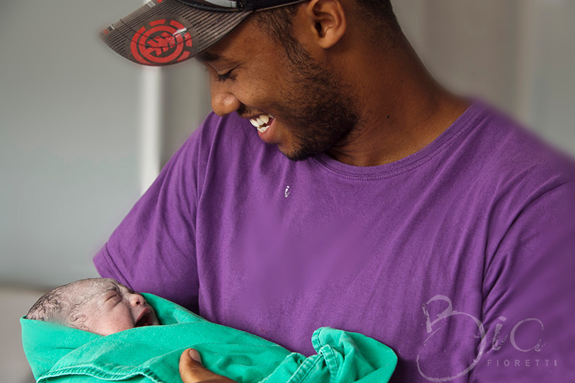 homem negro segurando bebe,  pai pegando seu filho pela primeira vez #paideprimeiraviagem, #painosus #acompanhantenoparto, #nascernosus