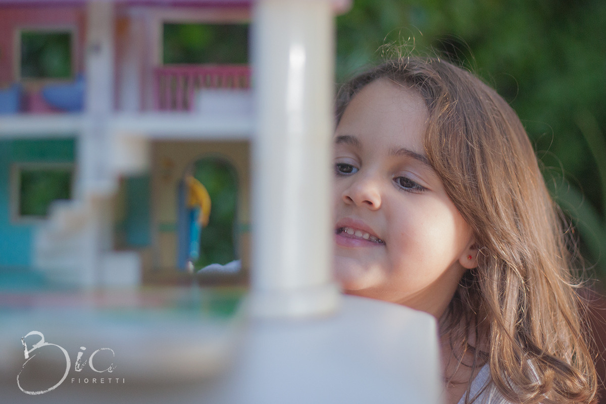 menina de 4 anos, jardim, casa de bonecas