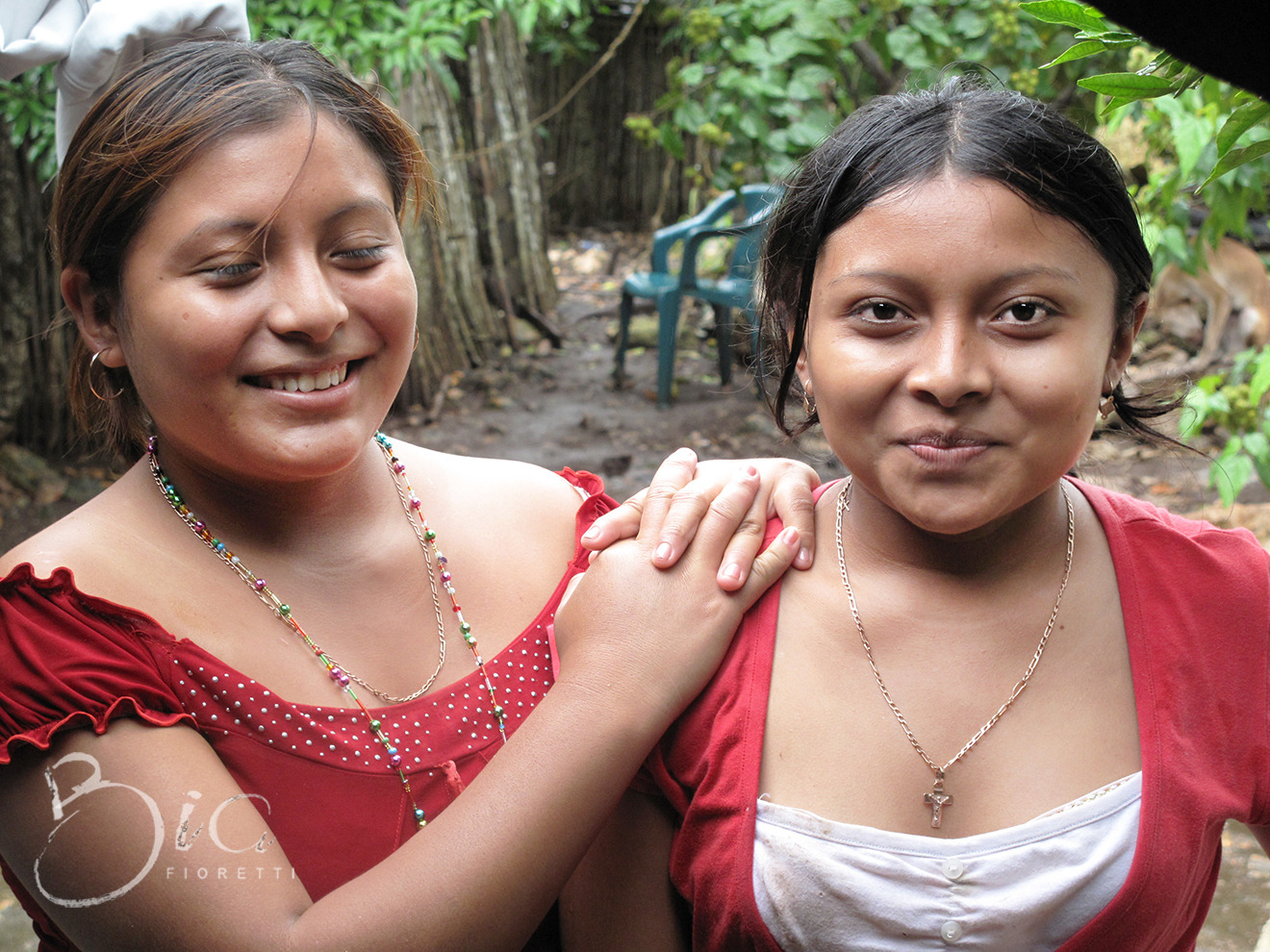 irmãs de roupa vermelha, mexico #adolescentemexico #irmasadolescentes