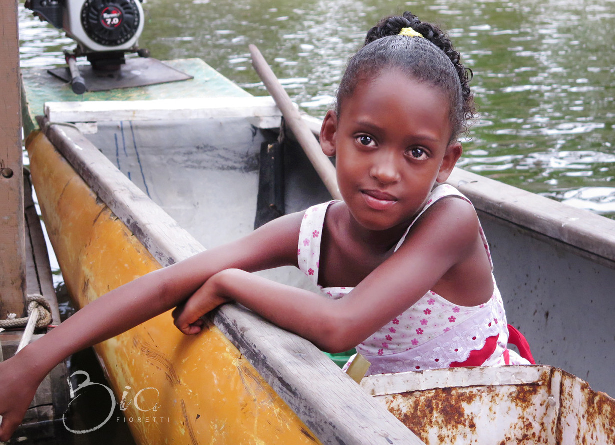 menina negra ribeirinha, #infancia #meninanacanoa, #canoa amarela #bahia