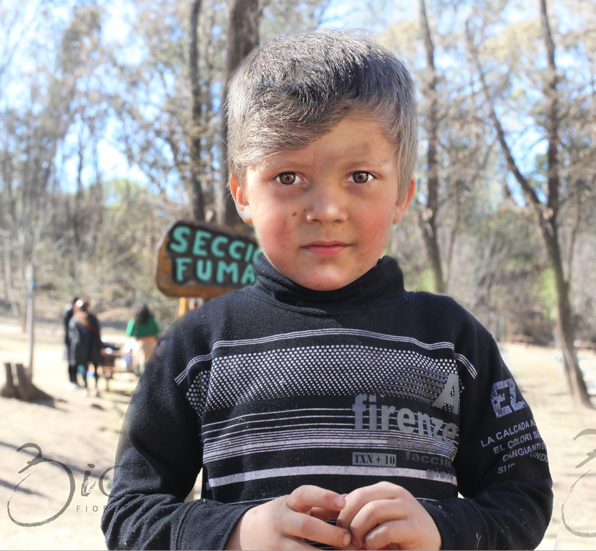 menino de 5 anos sujo de terra, Argentina