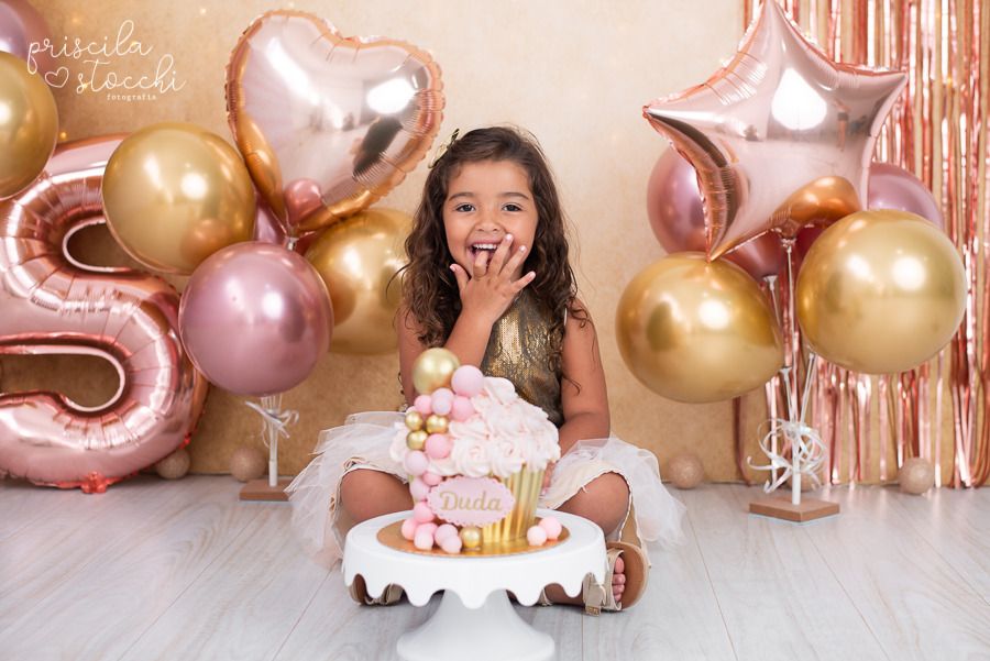 Smash the Cake 5 anos Ensaio 5 anos Menina Estúdio Ensaio 4 anos com balões São Paulo SP Ensaio Infantil com Bolo Zona Sul