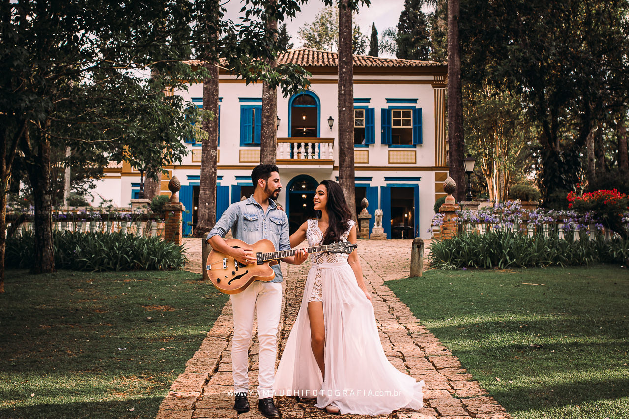 Dica para fazer seu casamento no campo inesquecível com um ensaio de casal personalizado.