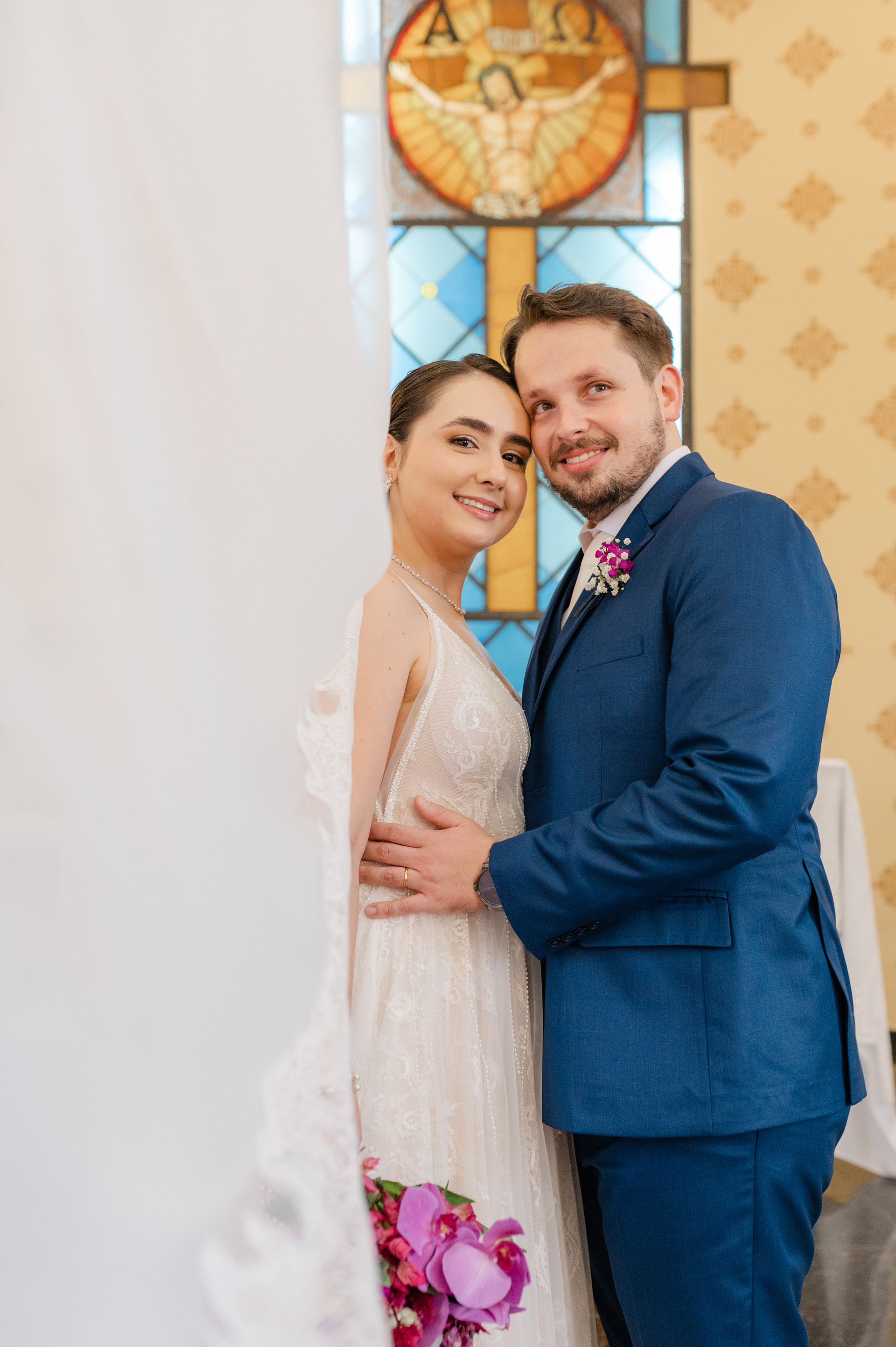 Casal de noivos durante casamento no Sul de Minas