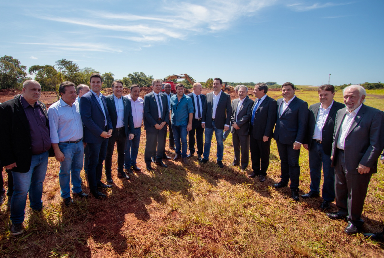 Autoridades lançando etapa de obras no aeroporto IGU