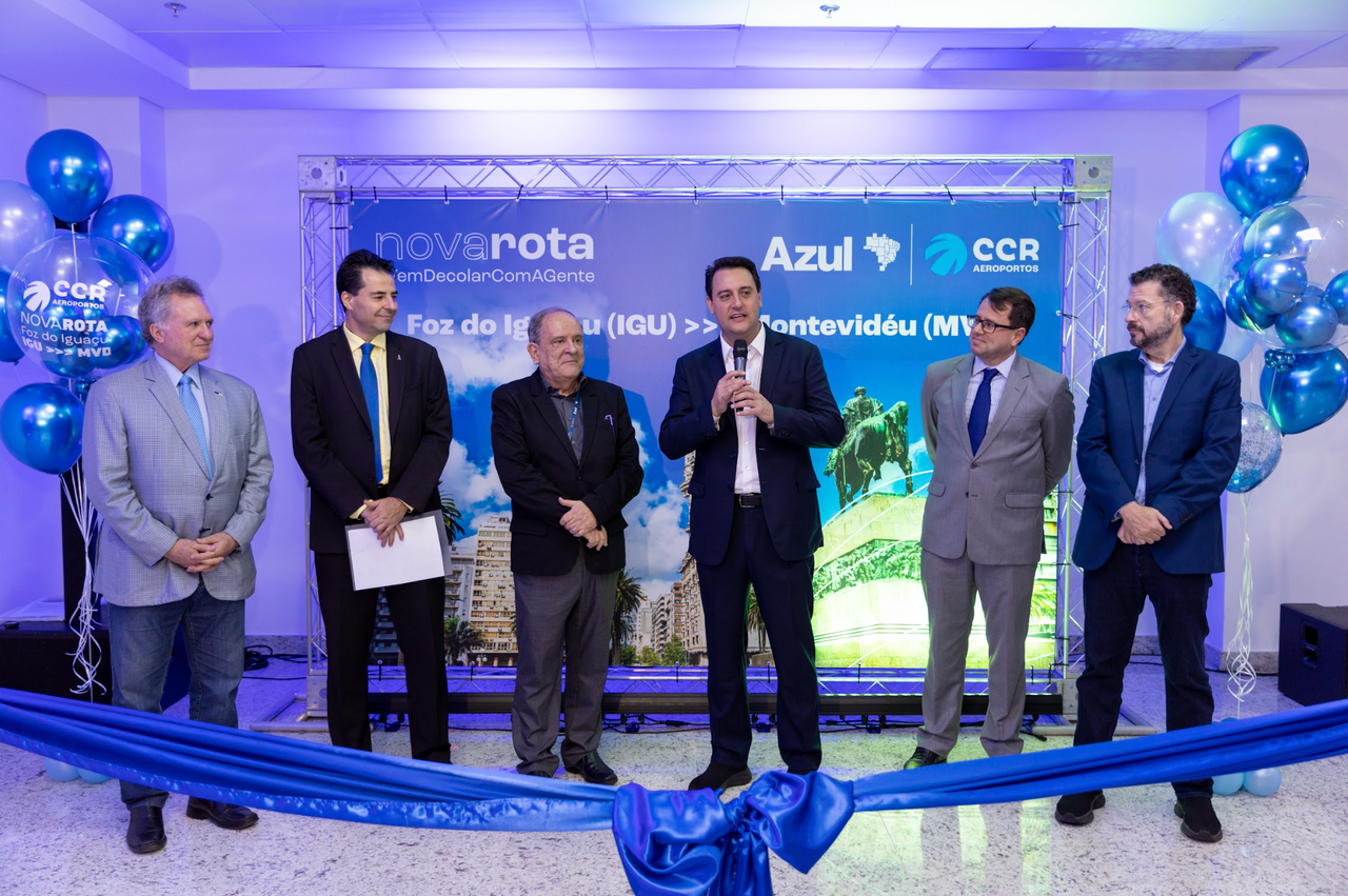 Governador e autoridades no lançamento de novas rotas no aeroporto de Foz