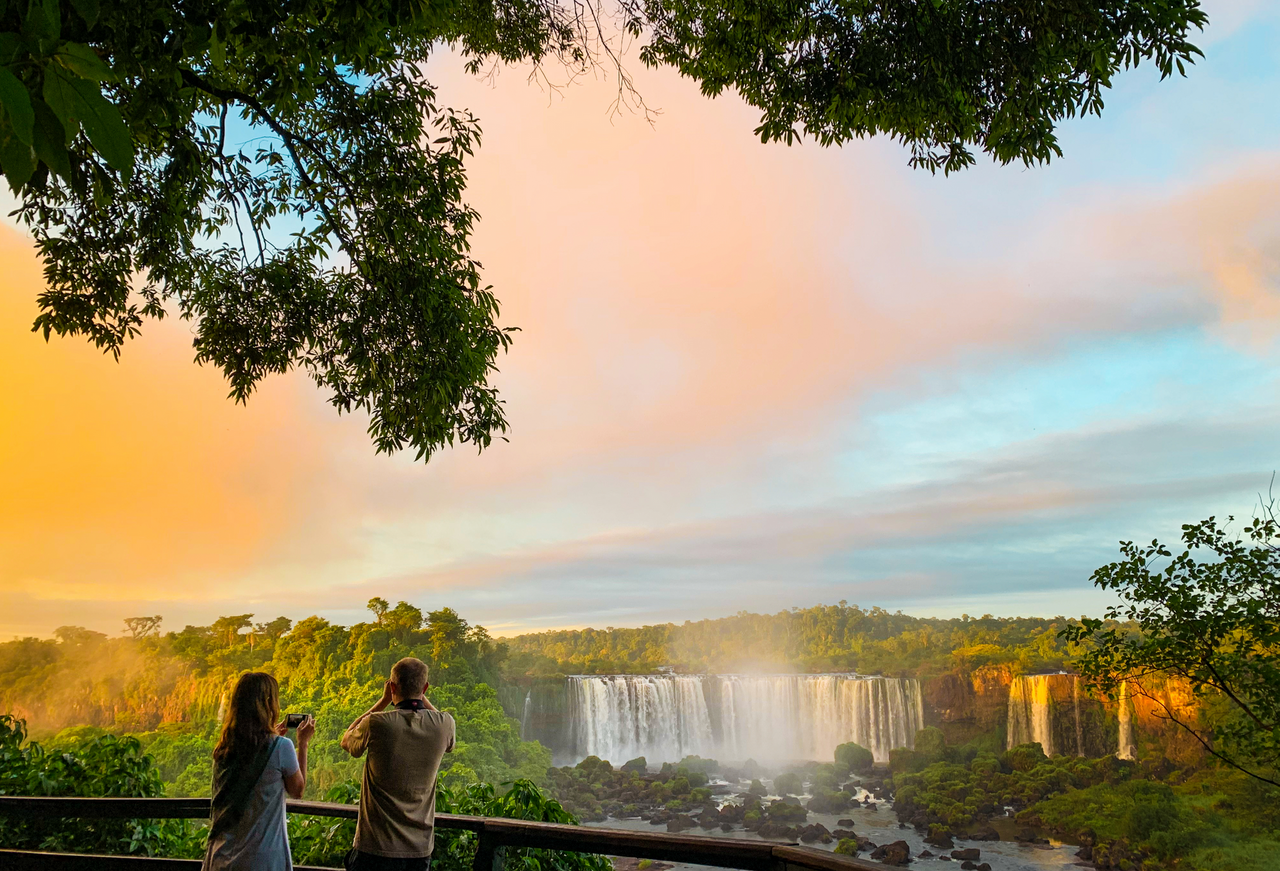Turistas desfrutando do Amanhecer nas Cataratas do Iguaçu