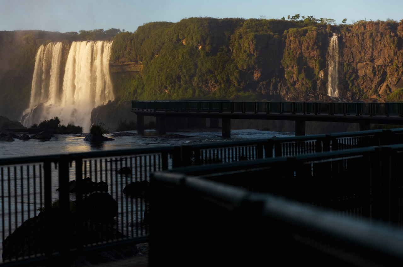 Passarela das Cataratas do Iguaçu no amanhecer
